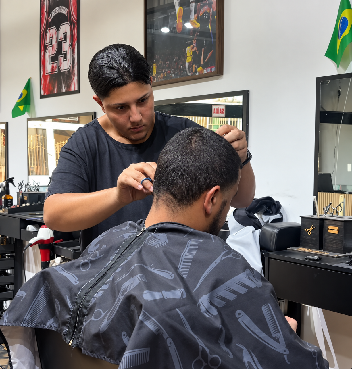Barbeiro realizando um corte em um cliente