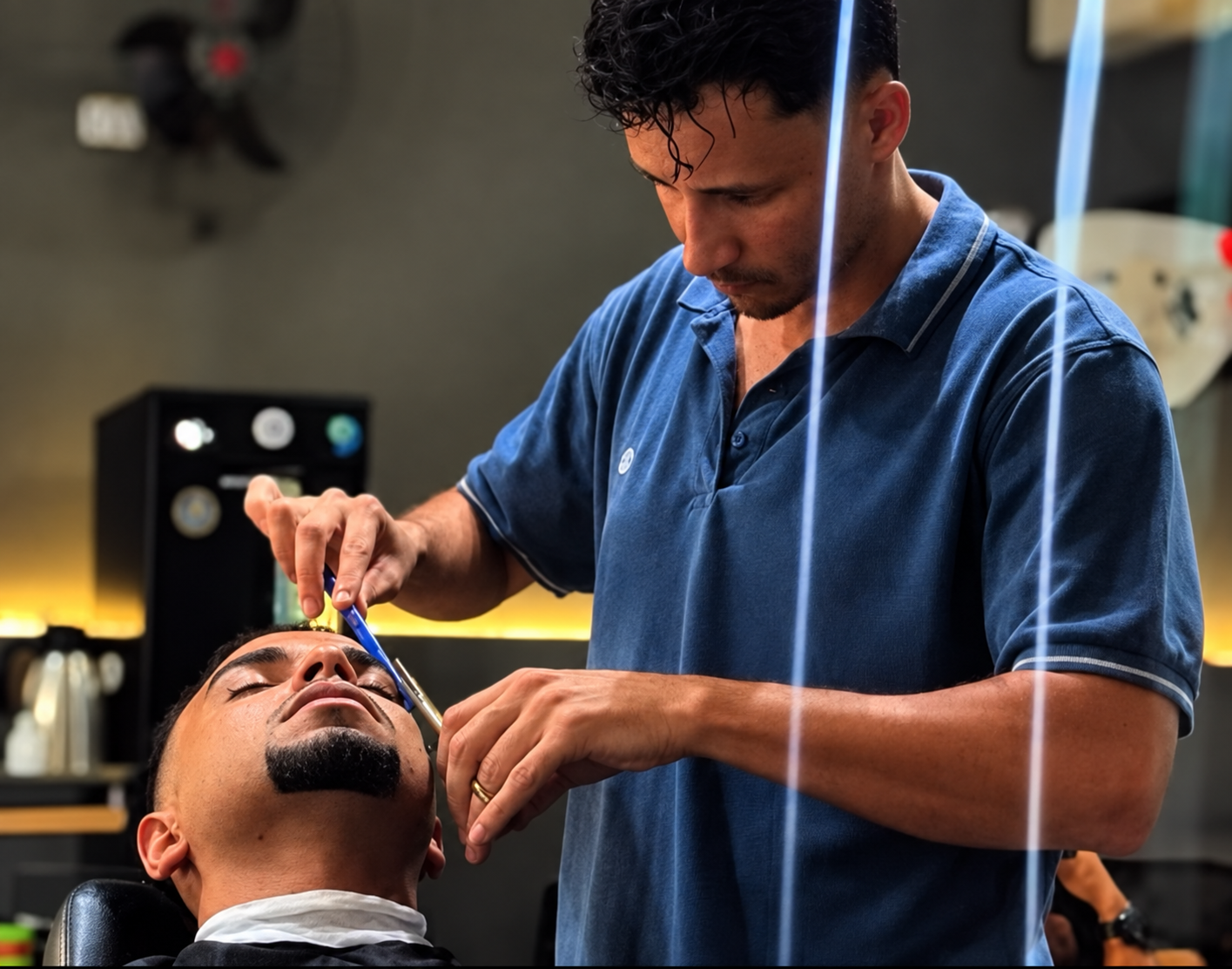 Cliente durante atendimento na cadeira da barbearia